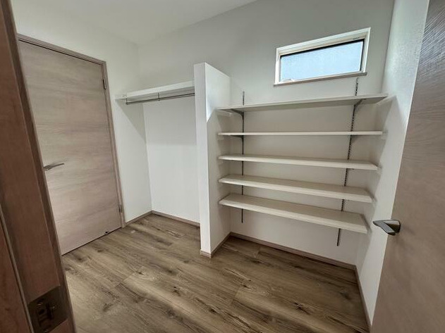 富士市原田滝上　新築戸建　全１棟　A棟の収納|玄関とリビングに隣接した納戸スペースは、テレワークや趣味部屋にも便利