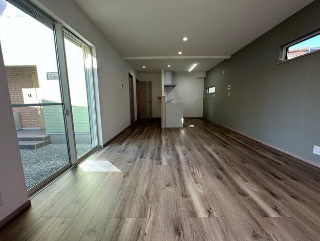 富士市原田滝上　新築戸建　全１棟　A棟の居間・リビング|明るいリビングダイニングは家族団欒、会話も弾みますね♪