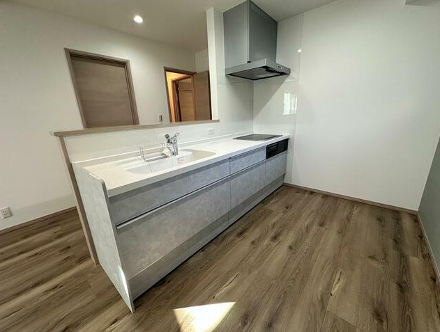 富士市原田滝上　新築戸建　全１棟　A棟のキッチン|お料理中でも家族のようすが一望できるカウンター付きキッチンです