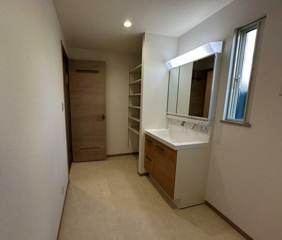 富士市原田滝上　新築戸建　全１棟　A棟|収納棚完備の洗面所は細々とした小物もしっかり収まります