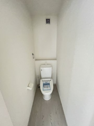 【トイレ】 | 大野城市南ヶ丘6丁目3期　4号棟（全4棟）【仲介手数料無料・0円】 | 施工例。2階にもトイレです。施工例は完成時と異なる場合があります。