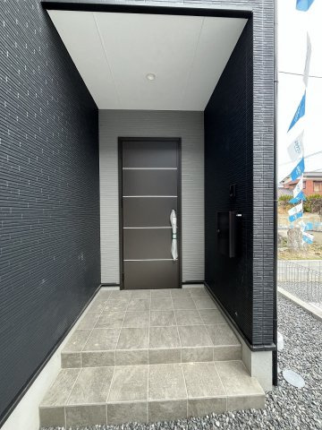 【玄関】 | 大野城市南ヶ丘6丁目3期　4号棟（全4棟）【仲介手数料無料・0円】 | 施工例。施工例は完成時と異なる場合があります。