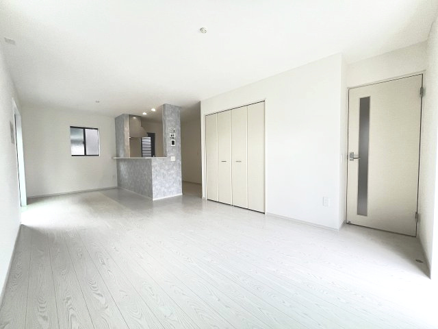 【内装】 | 大野城市南ヶ丘6丁目3期　4号棟（全4棟）【仲介手数料無料・0円】 | 施工例。リビングです。施工例は完成時と異なる場合があります。