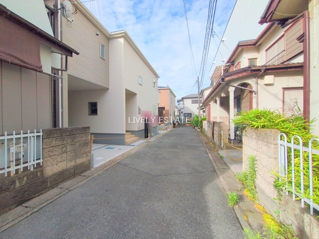 越谷市大字大里 新築分譲住宅の前面道路含む現地写真