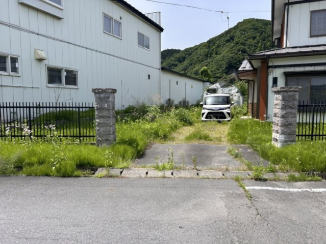 三戸郡南部町大字大向字後構の駐車場|【リフォーム中】駐車場は縦並列4台可能に拡張します。