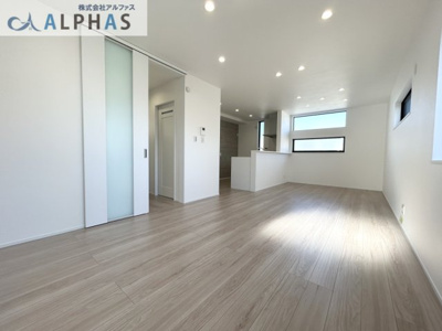 【居間・リビング】 | 明石市二見町福里　新築戸建 | ◆広々17.6帖のLDKは家族みんなの快適空間♪
◆ご家族皆様が集まるダイニングは、大きくとった窓から明るい光が入ります♪