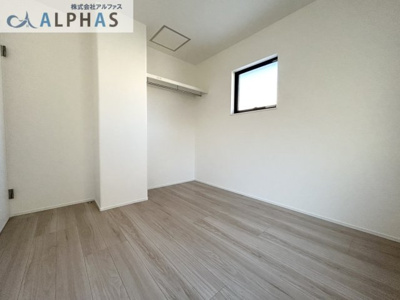 【洋室】 | 明石市二見町福里　新築戸建 | ◆収納性をしっかり備えた住まいなので、お部屋がスッキリ片付きます♪
◆クローゼット型になっているので、冬物のお洋服の収納にも困りません♪