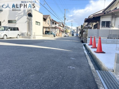 【前面道路含む現地写真】 | 明石市二見町福里　新築戸建 | ◆駐車スペースが2台分ございます♪
◆前面道路はゆとりがあり、お車の駐車が苦手な方もラクラク♪