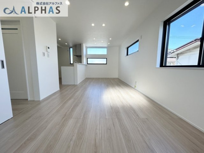 【居間・リビング】 | 明石市二見町福里　新築戸建 | ◆広々17.6帖のLDKは家族みんなの快適空間♪
◆ご家族皆様が集まるダイニングは、大きくとった窓から明るい光が入ります♪