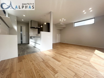 【内観：施工例】 | 明石市二見町福里　新築戸建 | 同社施工例♪カウンターキッチンの使い勝手の良いLDK17.6帖♪