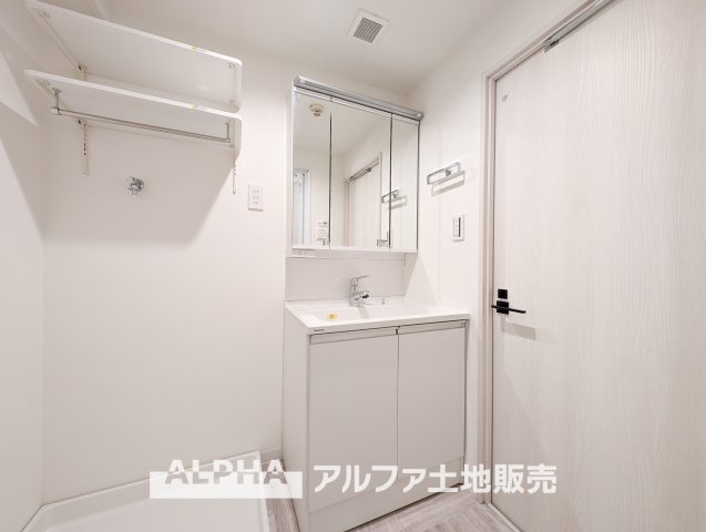 ライオンズマンション昭島第2の独立洗面台|【Wash basin】
◆洗面台◆寝室のある2階に設置された洗面台は、朝・夜の身支度に重宝するあると嬉しい設備。忙しい時間帯も家族で1階・2階に分けて使えて便利に快適に。 