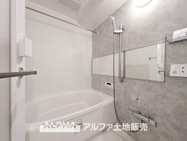 ライオンズマンション昭島第2の浴室|【Bathroom】
◆浴室換気乾燥機付きUB◆雨に日でも洗濯物が乾かせ、同時に室内を乾燥させる為、カビ、汚れの発生を抑えます。暖房機機能があり冬場は入浴前に暖め可能でとても重宝します。