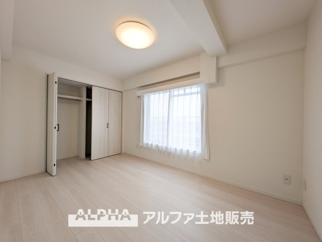 ライオンズマンション昭島第2の洋室|【Forever there】
◆ずっとそこに◆あったかのようなそれぞれが生きる場所を見つける。そして心地よさを求めて暮らしの質を高める。