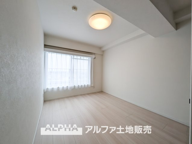 ライオンズマンション昭島第2の洋室|【cozy room】
◆必要なもの、好きなもの◆しかないから安らげる。そんな部屋にしていく自分なりのデザインに。使いやすい部屋の形、大きい窓色々な用途が実現できる。