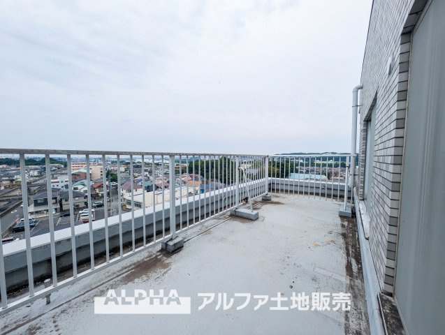 ライオンズマンション昭島第2のバルコニー|【Balcony】
◆暮れなずむ空◆そっとリビングの窓辺から望むスクリーンは、夕映えに浮かぶ雲とオレンジ色に染まる街。どことなく切ないけれど僕達を優しく照らし家族を見守っていてくれている。