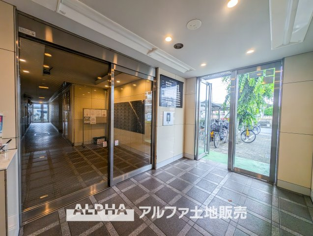 ライオンズマンション昭島第2のエントランス|【Green orchestra】
◆四季の植栽◆広葉樹の四季の移ろいを、季節に表情を変えるグリーンとレッドのそれに呼応して変化する外観。それはまさに緑とシンパシーし鳴りやまないオーケストラの邸宅。