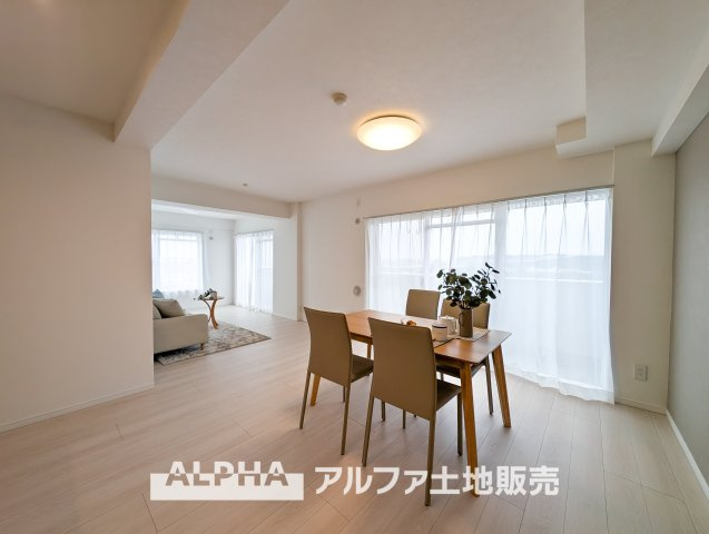 ライオンズマンション昭島第2の居間・リビング|【Comfortable living】
◆居心地のいい暮らし◆には欠かせない眩い採光。ゆったりとした幅の窓からこの空間に降り注ぐ採光が絶えない。明るいリビングこそ居心地のいい暮らしが待っていると思う