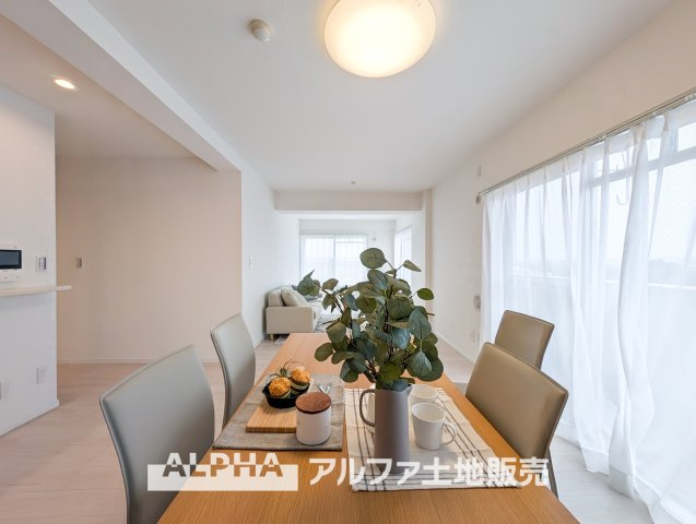 ライオンズマンション昭島第2の居間・リビング|【Space of cure】
◆癒しの空間◆ダウンライトに反射するグラスを眺めながらワインを注ぐ。トクトクと心地いい音をさせならが、フランスの古城を思わせる薫りがたちこめ、とても幸せな時を過ごせる。