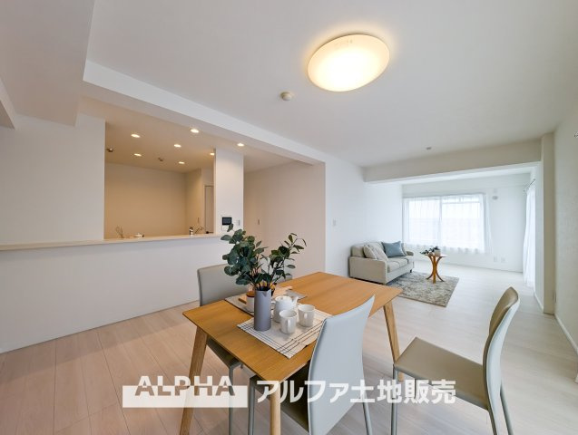 ライオンズマンション昭島第2の居間・リビング|【Living room】
◆リビングルーム◆そこには目を輝かせ笑顔で見つめてくれる君がいて、「ただいま」の言葉がこだまする。そんな君の瞳に恋している。