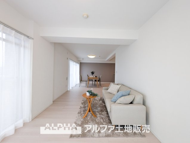 ライオンズマンション昭島第2の居間・リビング|【Gentle ray】
◆優しい光線◆天然の採光がナチュラルオークのフローリングを優しく照らし都会の喧騒から逃れ、疲れたきった私の体をやさしく包みこみ、静寂の世界に誘ってくれる。