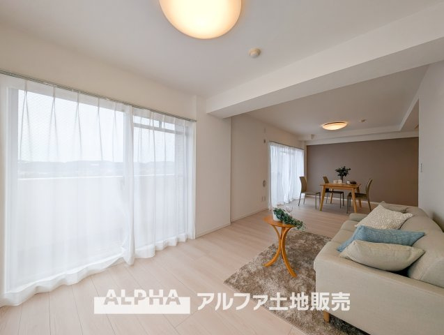 ライオンズマンション昭島第2の居間・リビング|【Holiday of a home】
◆季節外れのホームホリディ◆喧噪から離れ広々したリビングでゆったりと過ごす。そんな休日があっていい。『何もしない時を楽しむ』そんな贅沢な時間を家族と堪能する。