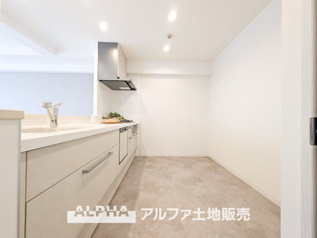 ライオンズマンション昭島第2のキッチン|【Life without end】
◆キッチンからは家族◆の様子が見ることができ、いつでも安心して料理ができる。そして、効率よく家事を進めるために必須な食洗器が家族との大切な時間を生む。