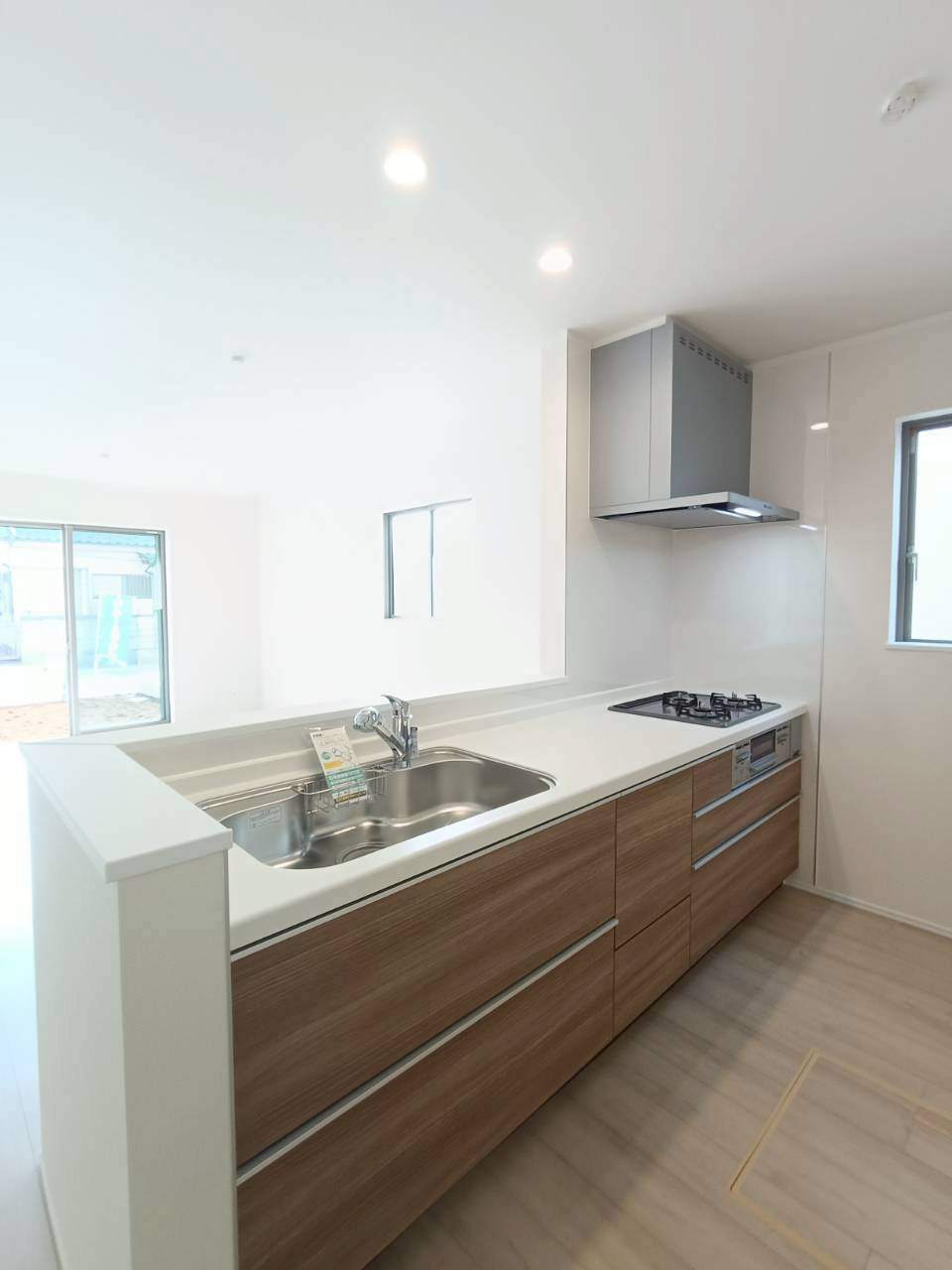 吉川市　中曽根1丁目　新築戸建　全2棟のキッチン|明るく清潔なシステムキッチンで毎日を楽しく