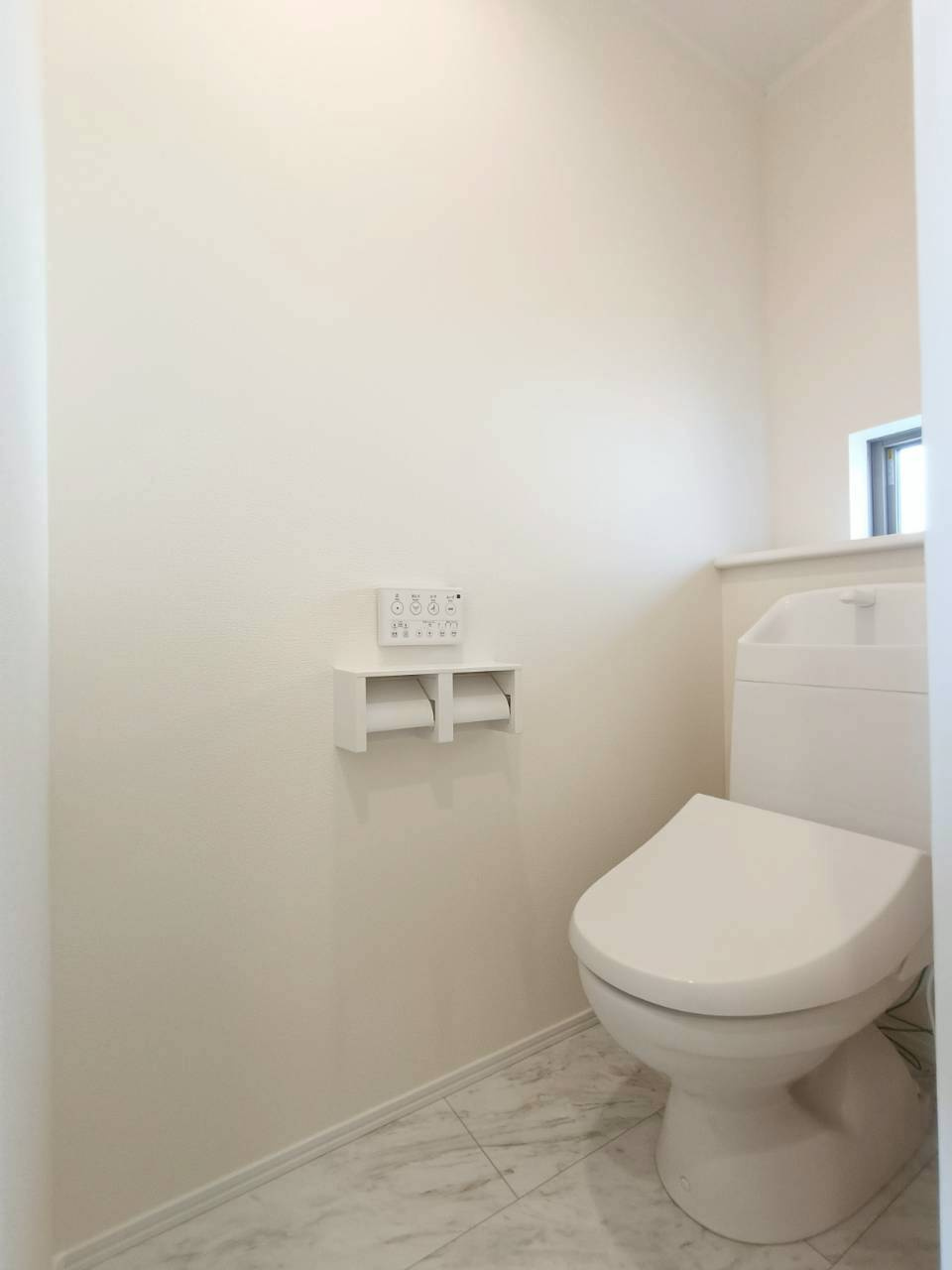 吉川市　中曽根1丁目　新築戸建　全2棟のトイレ|落ち着いた雰囲気で安心感のあるトイレ