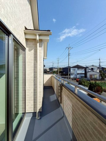 吉川市　中曽根1丁目　新築戸建　全2棟のバルコニー|南向きで洗濯物がカラッと乾く、陽だまりバルコニー