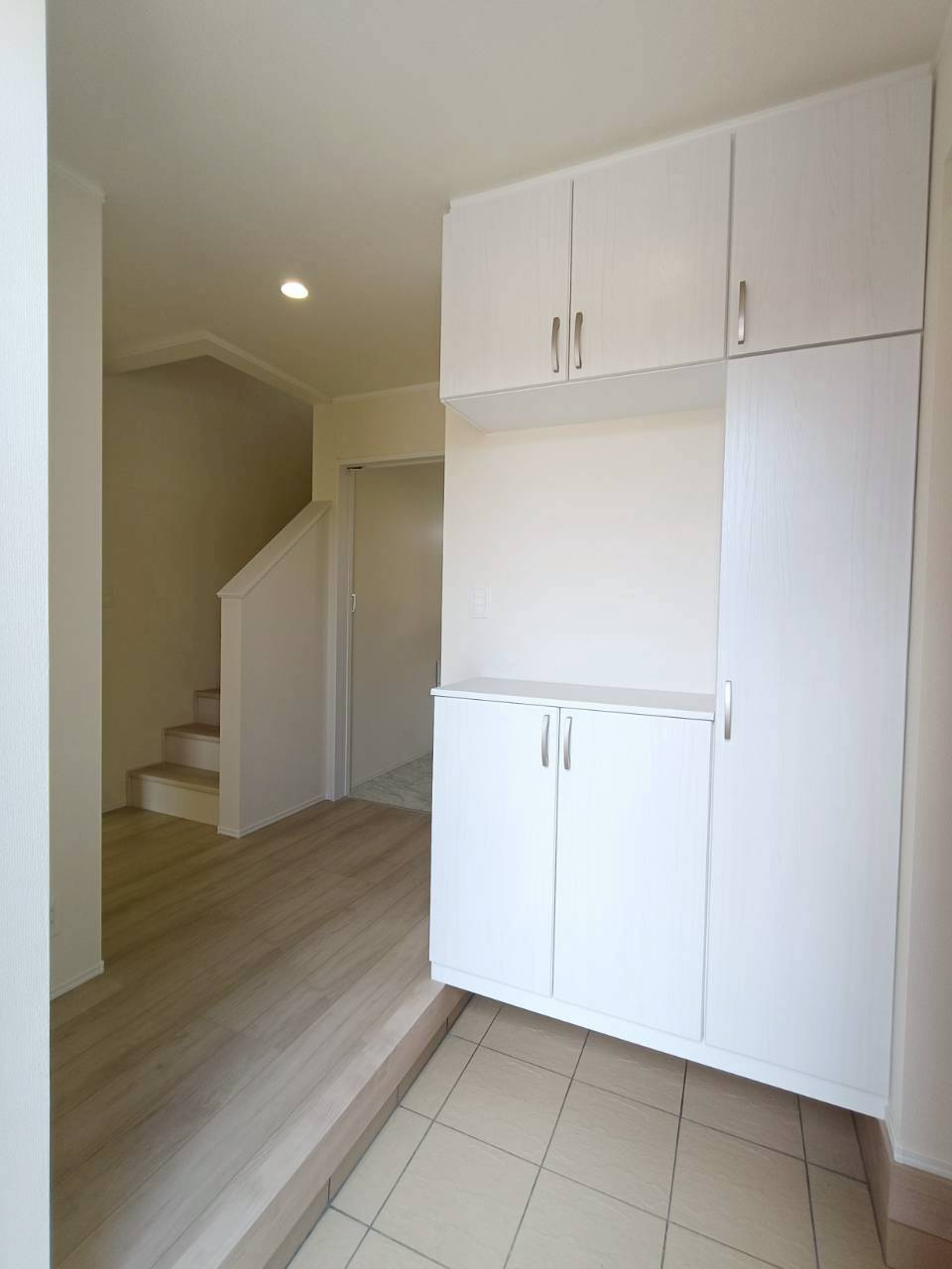 吉川市　中曽根1丁目　新築戸建　全2棟の玄関|雑貨を飾れる玄関で“我が家らしさ”を演出