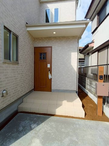 吉川市　中曽根1丁目　新築戸建　全2棟の玄関|毎日通る玄関はこちらです