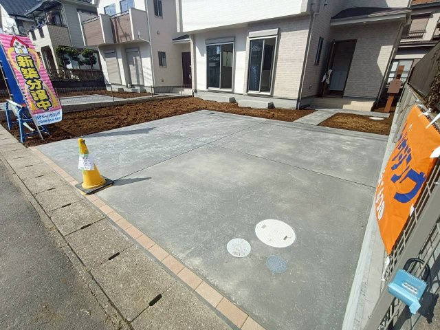 吉川市　中曽根1丁目　新築戸建　全2棟の駐車場|敷地内駐車で雨の日も安心。荷物の出し入れ楽々