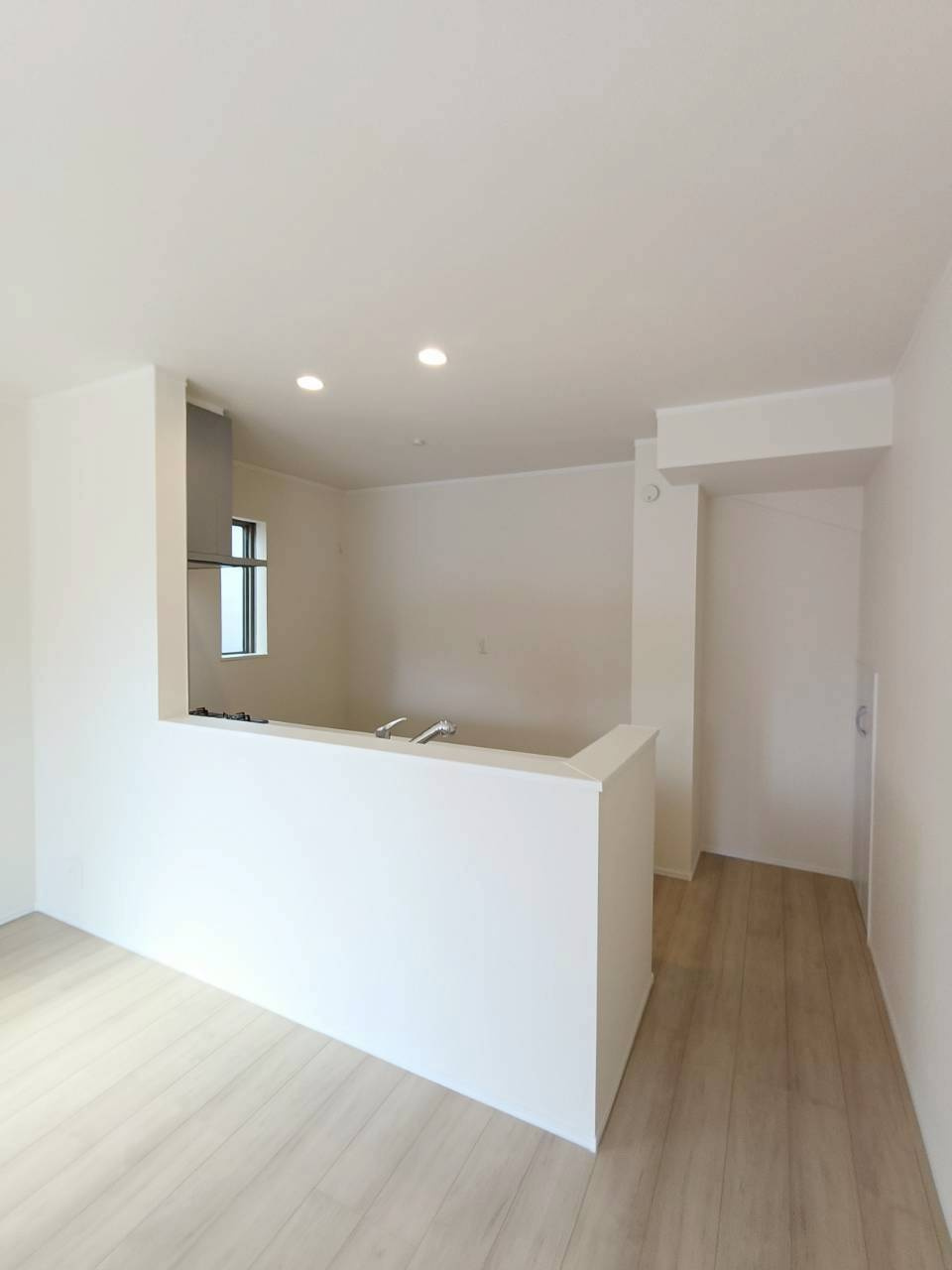 吉川市　中曽根1丁目　新築戸建　全2棟の居間・リビング|こちらのリビングで趣味の時間をお楽しみください