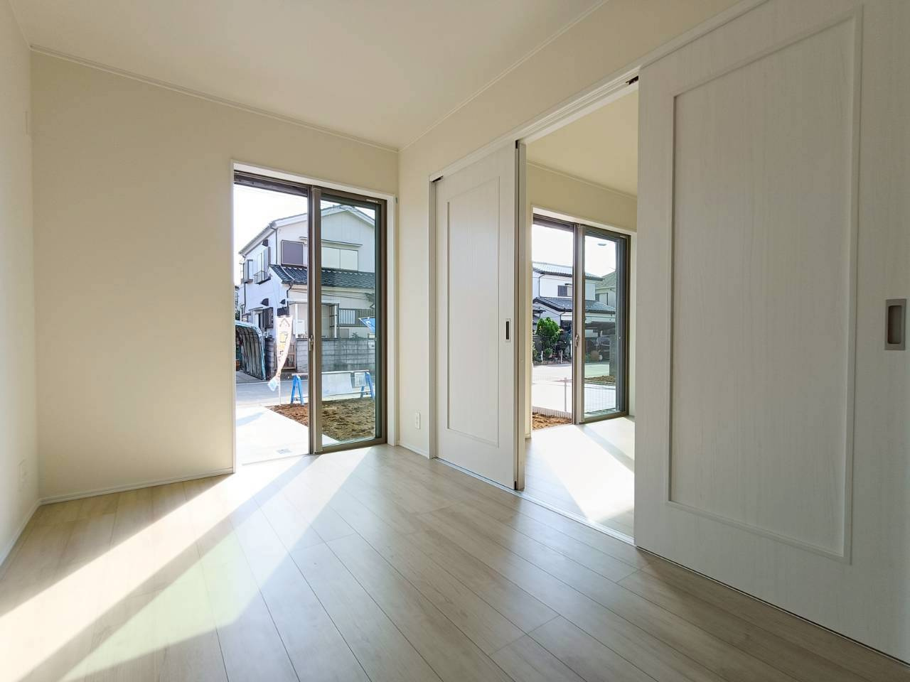 吉川市　中曽根1丁目　新築戸建　全2棟の洋室|明るい1階洋室