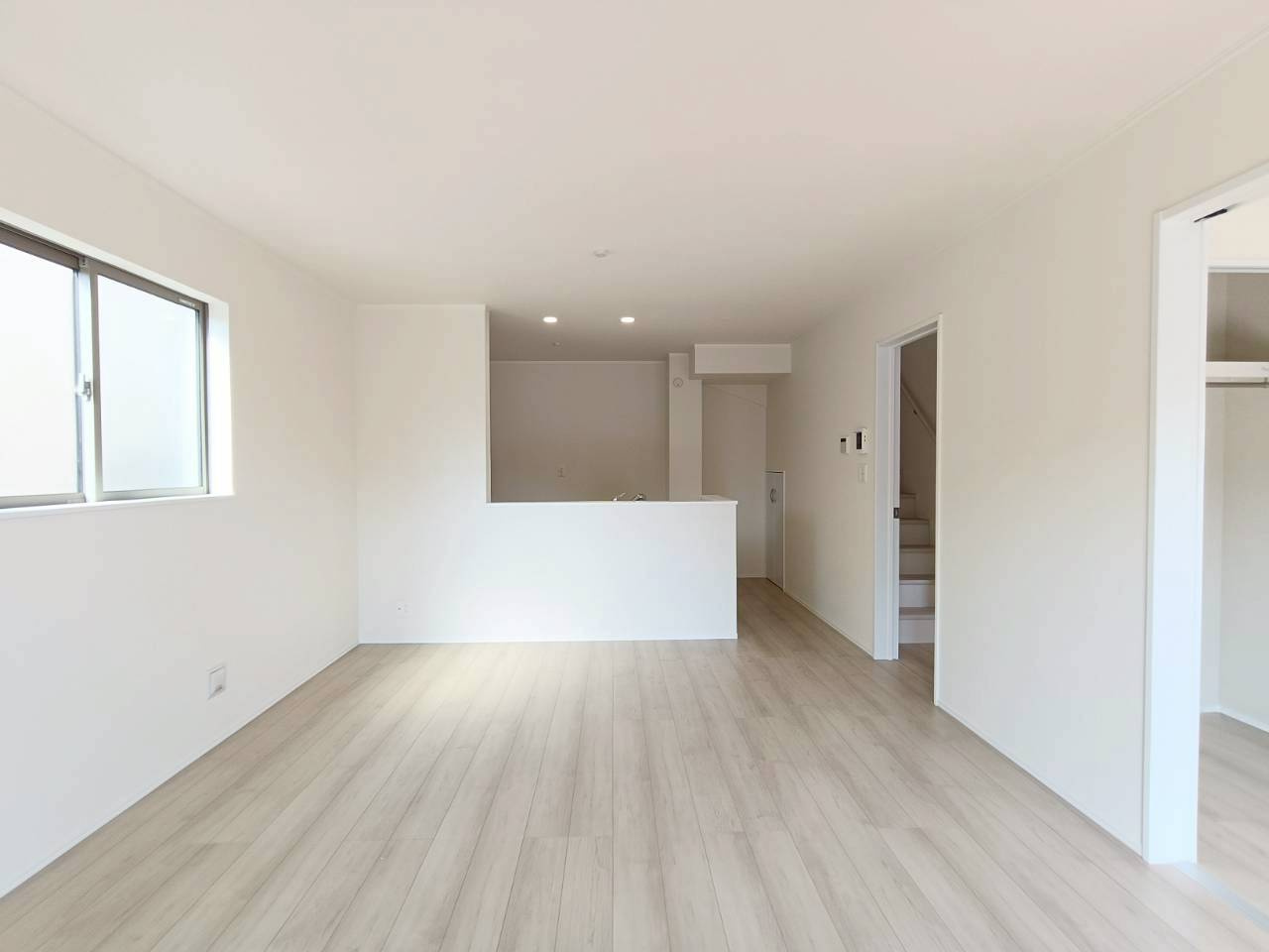 吉川市　中曽根1丁目　新築戸建　全2棟の居間・リビング|南向きの大窓から光あふれる、家族の主役LDK