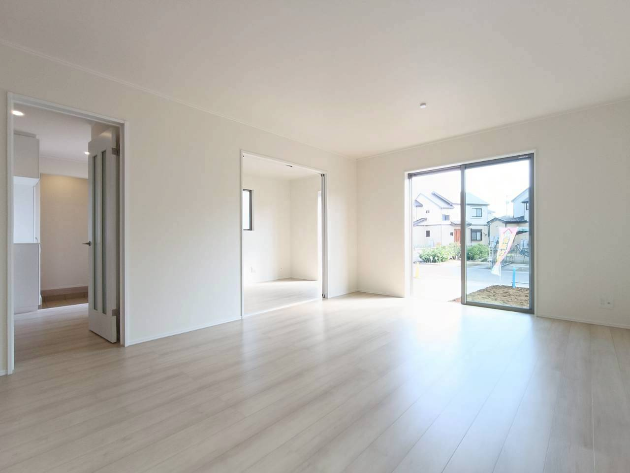 吉川市　中曽根1丁目　新築戸建　全2棟の居間・リビング|明るさ×居心地◎　会話が弾む家族の中心