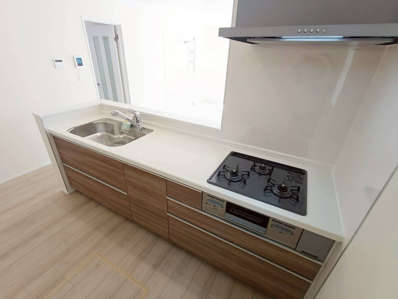 吉川市　中曽根1丁目　新築戸建　全2棟のキッチン|家族と会話が弾む、使いやすいコミュニケーションキッチン