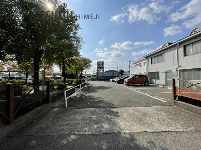 ネオハイツ姫路アメニティ228の駐車場