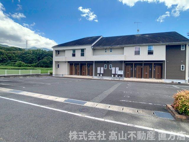 直方市大字上頓野のアパートの駐車場