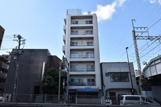 【外観】 | 手入れの行き届いた外壁やエントランスなど、「見ればわかる」レベルで清潔感を保ったマンションです。築年数を感じさせない姿で皆様をお出迎えします。～即日のご見学可能～　お問合せはお気軽にどうぞ。