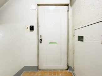 【その他共用部分】 | 皆様をお迎えする、お部屋の玄関ドア。開けやすさや開放角度、ドアノブの操作しやすさや鍵の形状などを、現地で一度ご確認ください。～即日のご見学可能～　お問合せはお気軽にどうぞ。