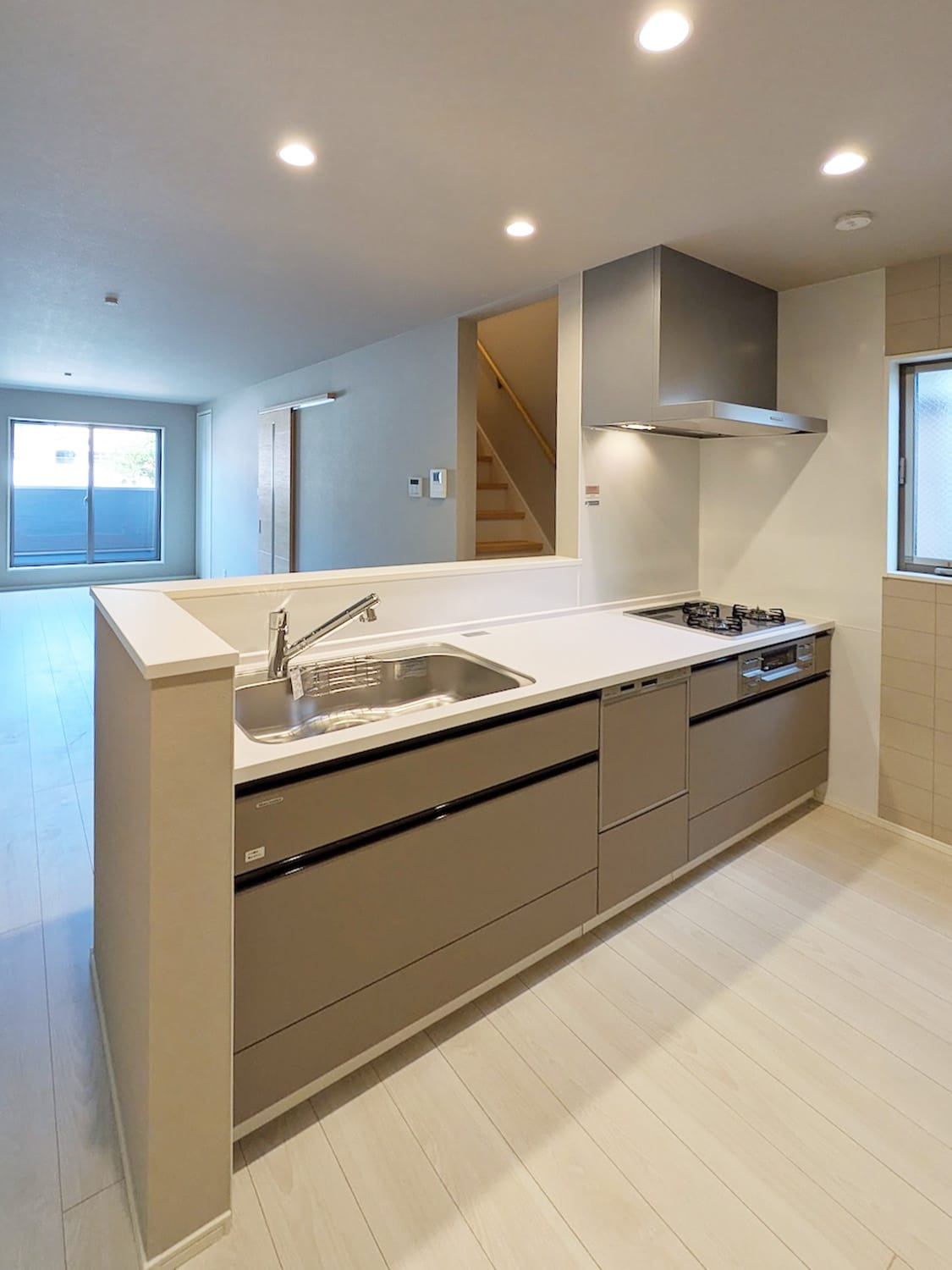 武庫元町１丁目新築戸建のキッチン|家族との会話が弾む対面型システムキッチンです。パントリーもあり、収納力豊富です。また食器洗い乾燥機付きで忙しい日でも助かります。