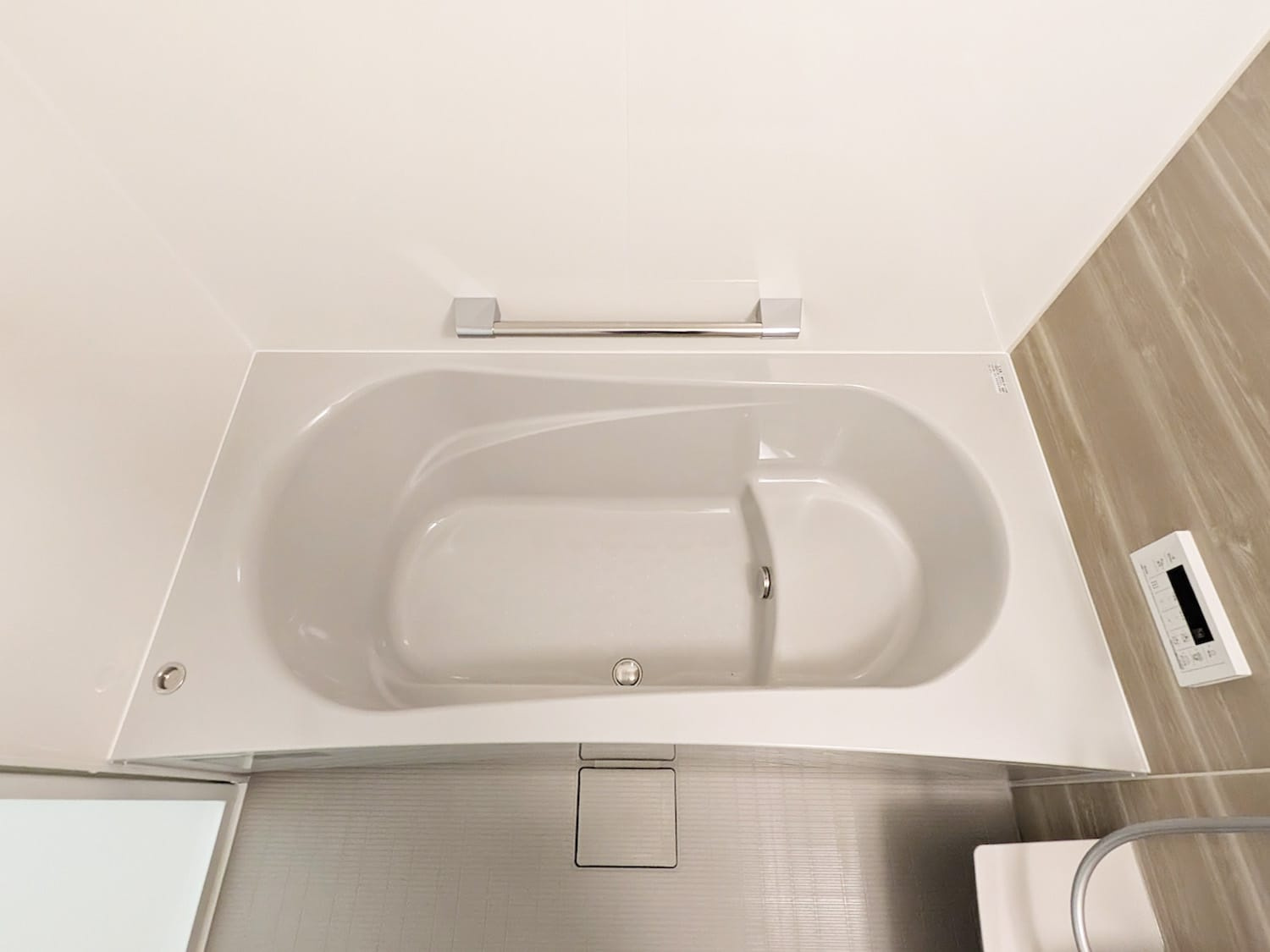 武庫元町１丁目新築戸建の浴室|半身浴が可能なベンチ付き浴槽です。ゆっくりとした浴室時間をお過ごしください。