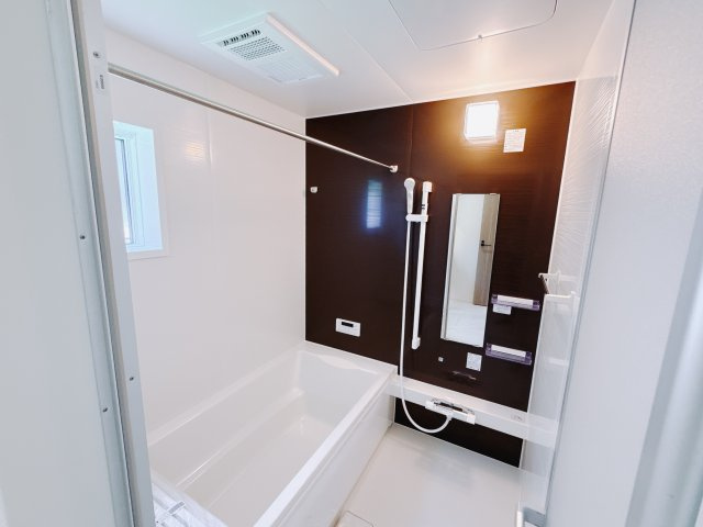 【中古戸建】高崎市新町の浴室|■浴室｜足を伸ばしてゆったりと入浴ができる1坪タイプのバスルームです♪備え付けの棚には家族一人一人のシャンプーを分けて置くことができます♪バスルームをいつもすっきりと使えますね♪