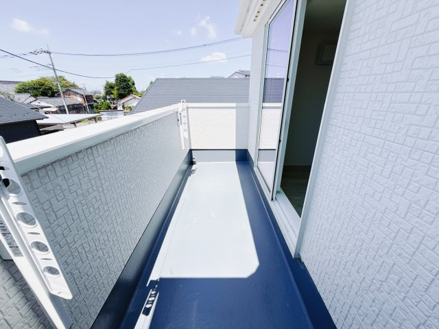 【中古戸建】高崎市新町のバルコニー|■バルコニー｜あたたかな陽のひかりを浴びることのできるバルコニー。お洗濯物やお布団を干せば、家族みんなが気持ちよく暮らすことができます(*^^*)