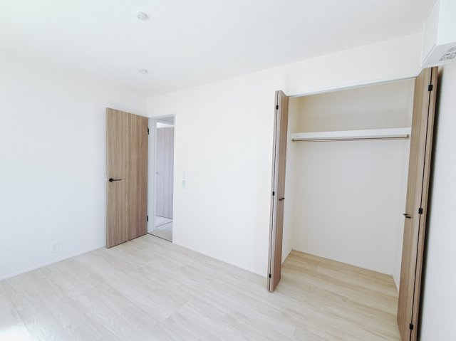 【中古戸建】高崎市新町の洋室|■2階洋室｜子供部屋のメリットは「自立心を養うことができる」「自分で整理整頓できるようになる」そして、お子様が成長した際には「プライバシーを確保できる」といい事だらけ♪