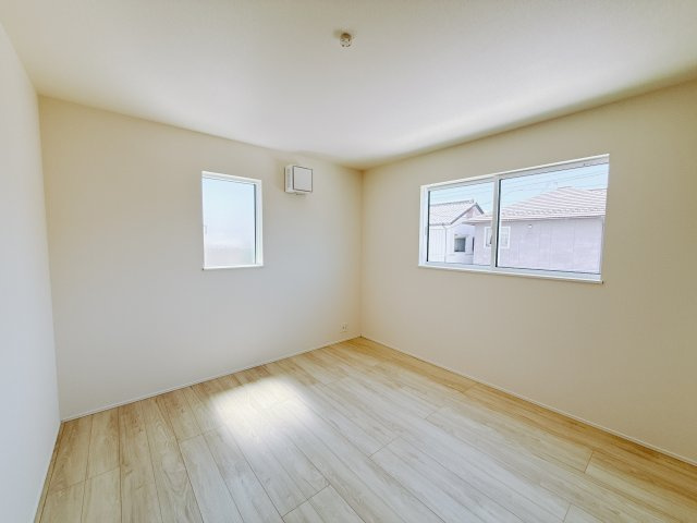 【中古戸建】高崎市新町の洋室|■2階洋室｜2階洋室には大きな窓をご用意しています。日中はあたたかな日差し差し込み自分時間も充実できますね＾＾