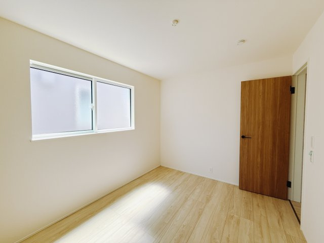 【中古戸建】高崎市新町の洋室|■2階洋室｜ナチュラルカラーの床です。模様替えなどとても楽しく工夫できます♪陽当たり、風通しもとても良いので毎日快適な生活スタートです！子供部屋にも良いですね♪