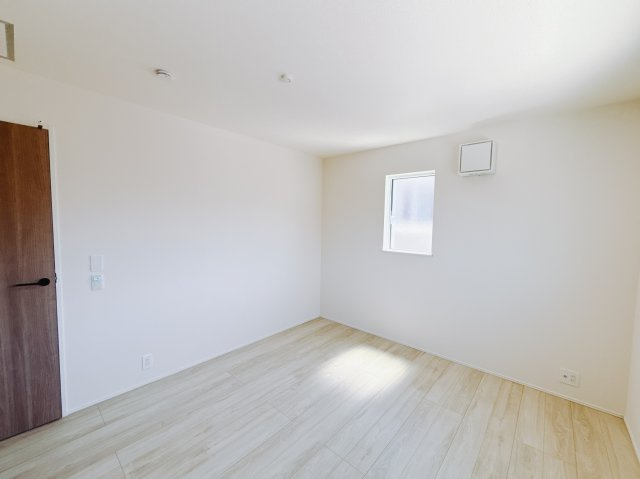 【中古戸建】高崎市新町の洋室|■2階洋室｜お子様の一人部屋にピッタリな洋室。木のぬくもりを感じるフローリングは、天然木の味わいが時とともに深みを増していきます。また、傷にも強く、フリーワックスでお手入れもラクラクです♪