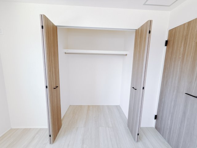 【中古戸建】高崎市新町の収納|■2階洋室｜2階各居室には収納をご用意しています♪常にお部屋を綺麗に保てます！小さなお子様も自然とお片付けができるようになるのでうれしいですよね！